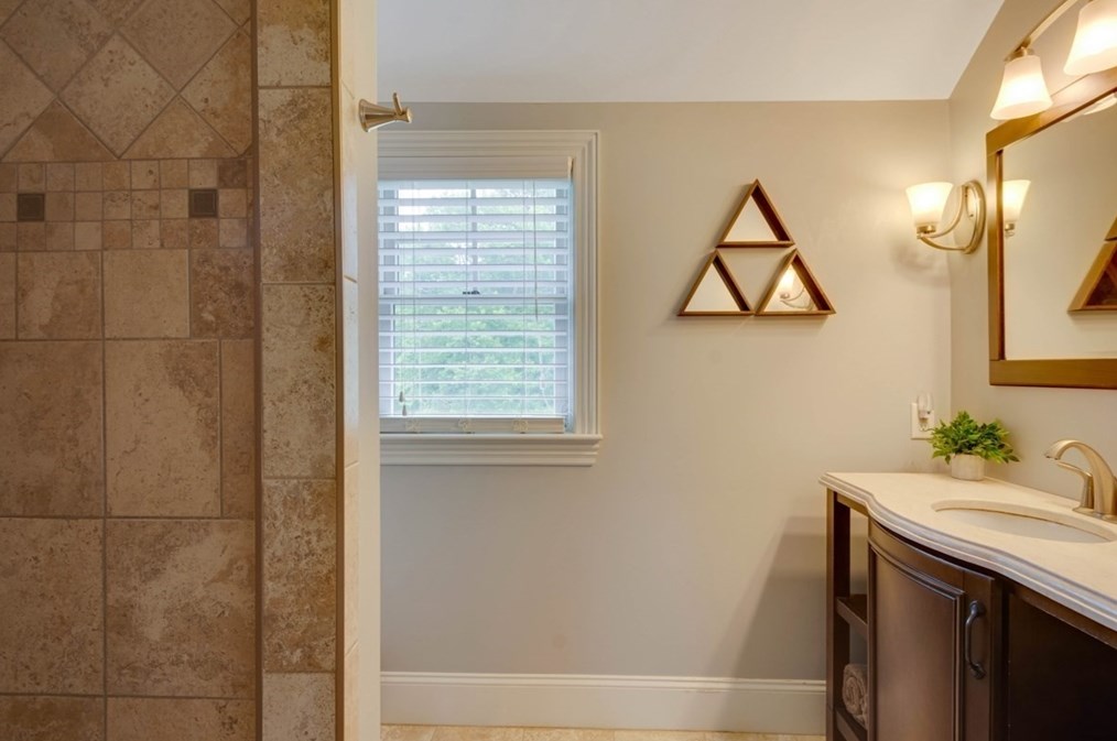 385 Howe St, Methuen MA 01844-2635 exterior