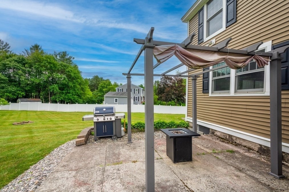 385 Howe St, Methuen MA 01844-2635 exterior