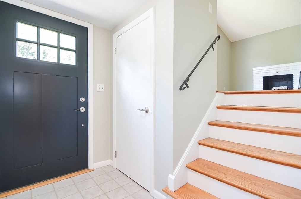 25 Debra Ln, Framingham, MA 01701