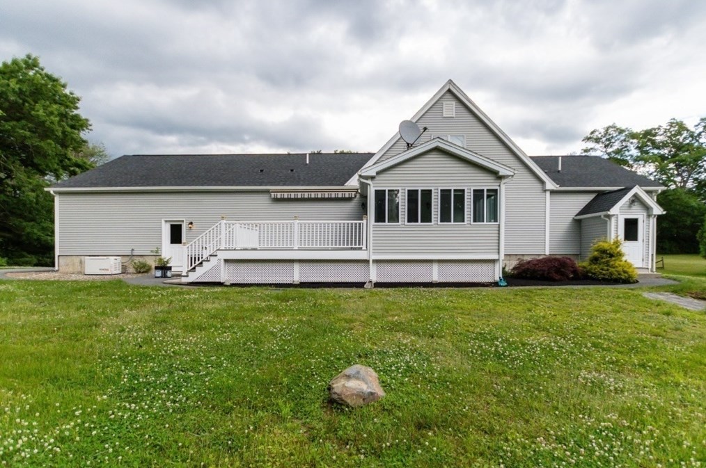 49 St, Upton MA 01568 exterior