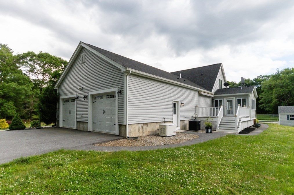 49 St, Upton MA 01568 exterior