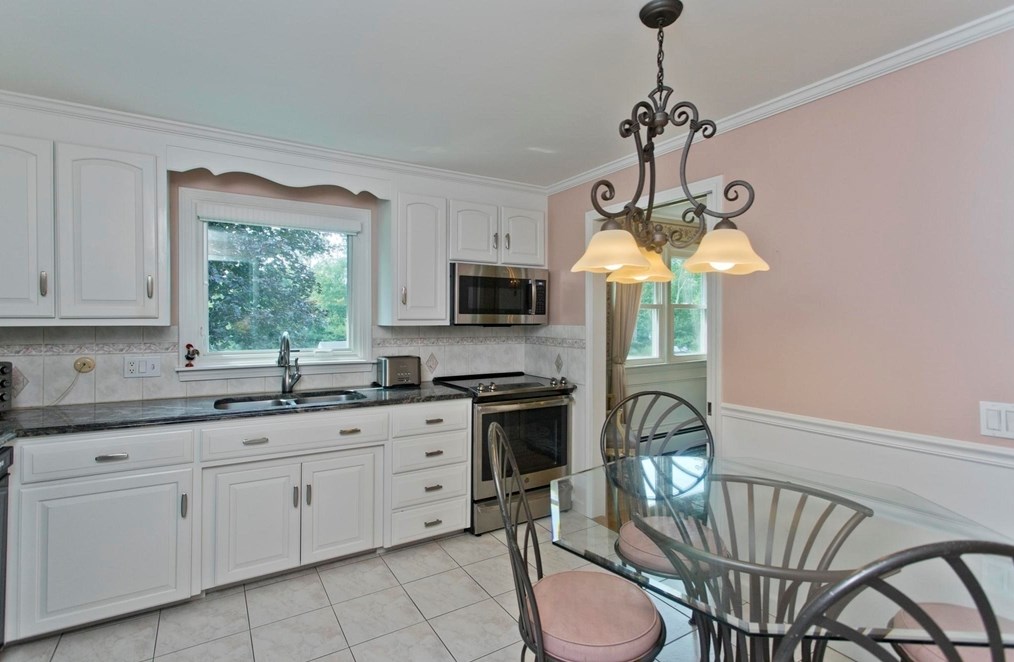 10 Old Carriage Dr, Wilbraham MA 01095-2415 exterior