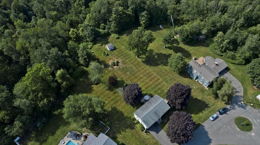 10 Old Carriage Dr, Wilbraham MA 01095-2415 exterior