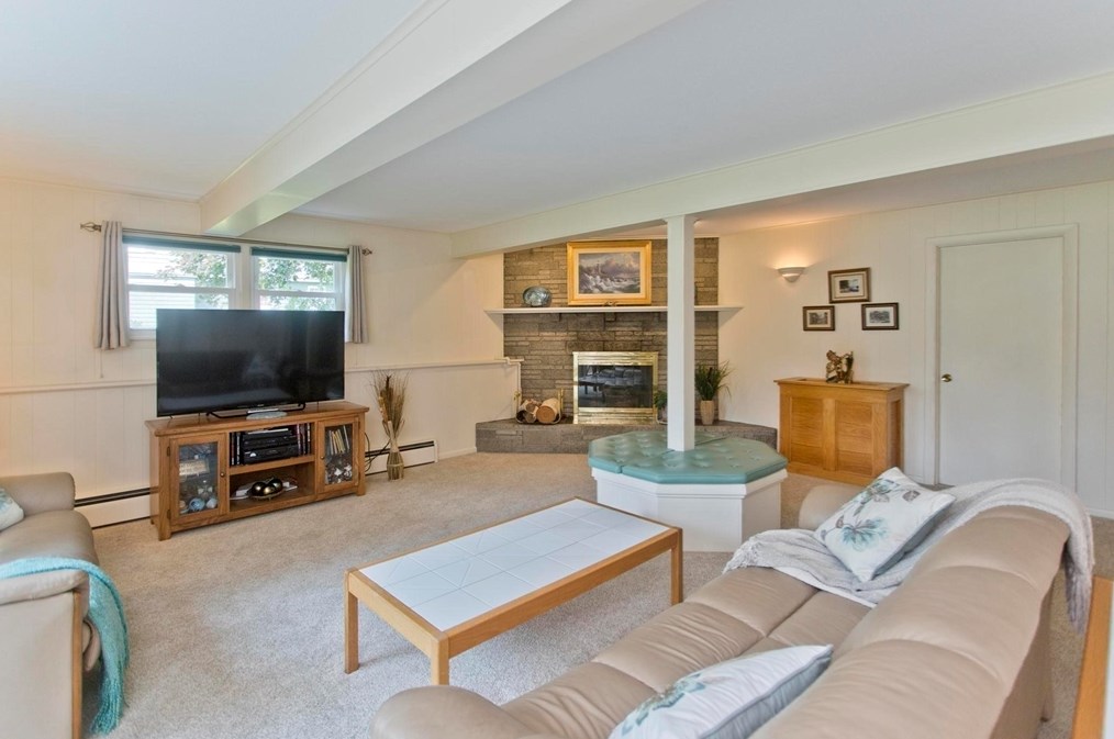 10 Old Carriage Dr, Wilbraham MA 01095-2415 exterior