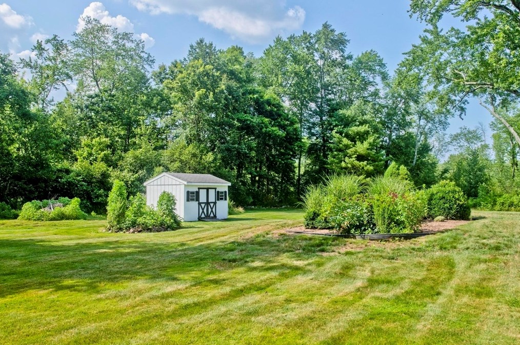 10 Old Carriage Dr, Wilbraham MA 01095-2415 exterior