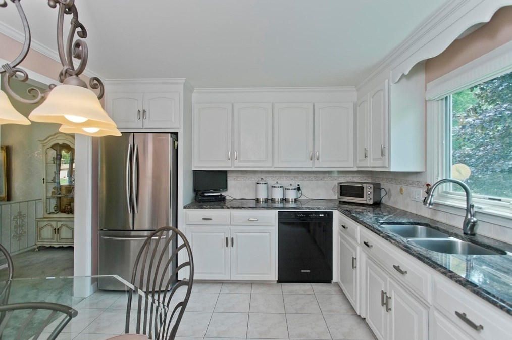 10 Old Carriage Dr, Wilbraham MA 01095-2415 exterior