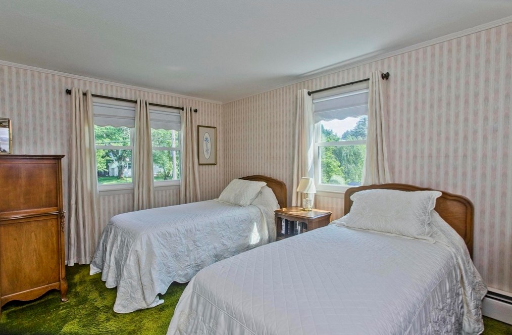 10 Old Carriage Dr, Wilbraham MA 01095-2415 exterior