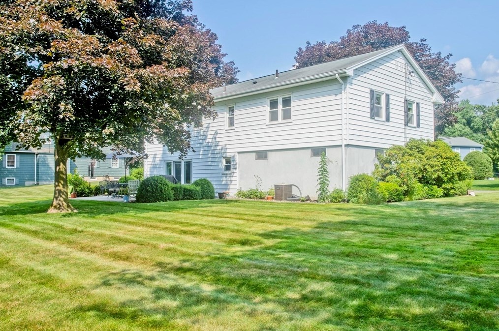 10 Old Carriage Dr, Wilbraham MA 01095-2415 exterior