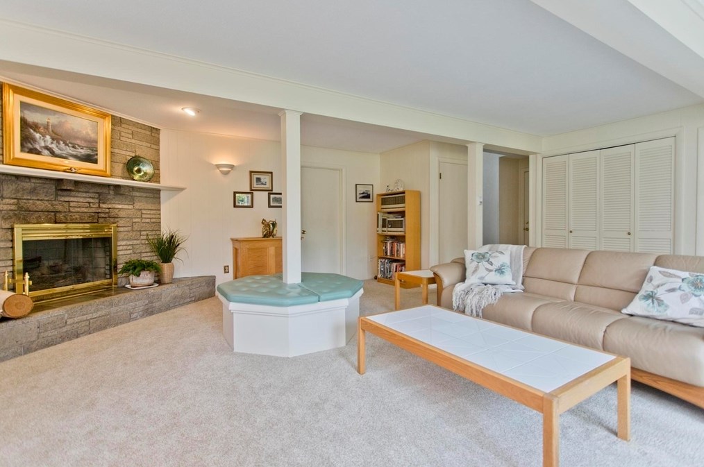 10 Old Carriage Dr, Wilbraham MA 01095-2415 exterior