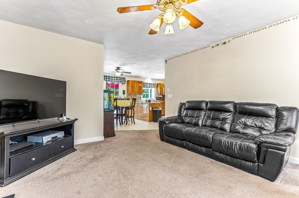 8 Avalon Ct, Methuen MA 01844-1971 exterior