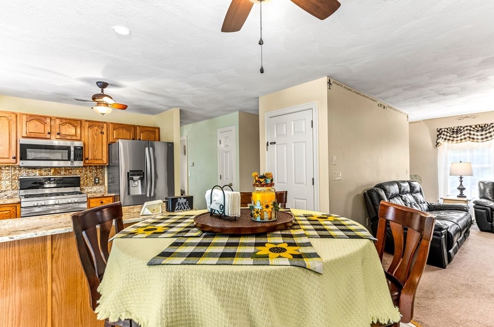 8 Avalon Ct, Methuen MA 01844-1971 exterior