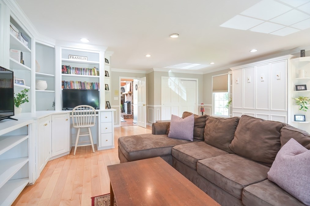 36 Dover Cir, Franklin MA 02038-4200 exterior