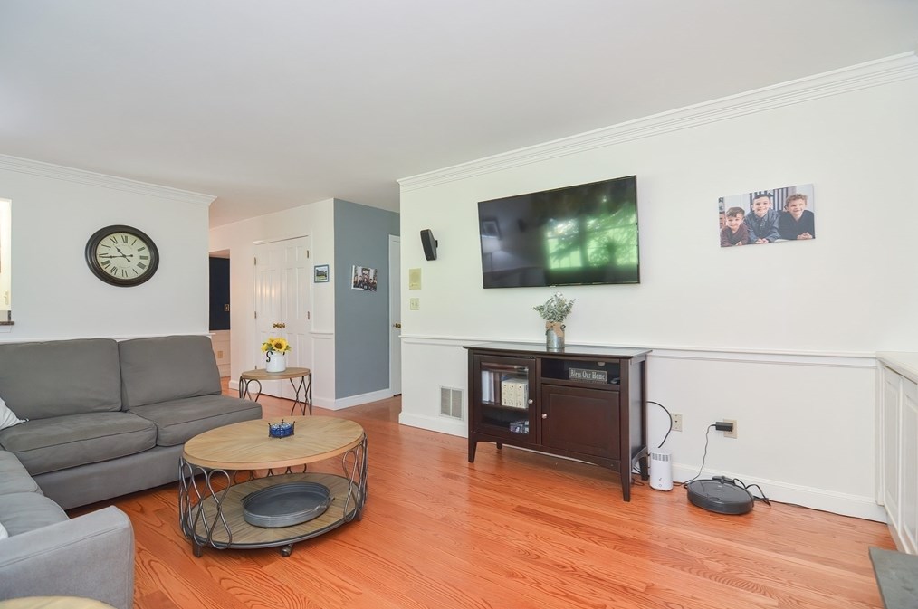 36 Dover Cir, Franklin MA 02038-4200 exterior