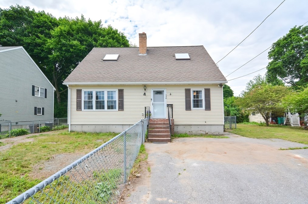 136 Orleans St, Lowell MA 01850-1112 exterior