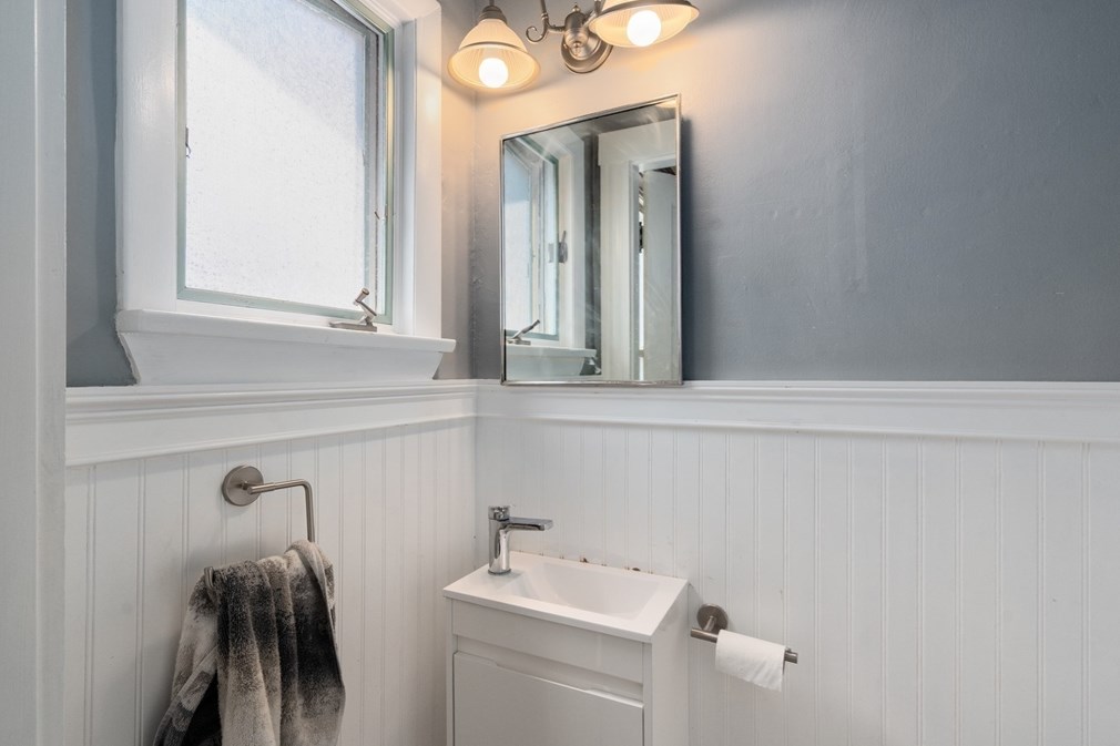 12 Ocean Cir, Lynn MA 01902-1928 exterior