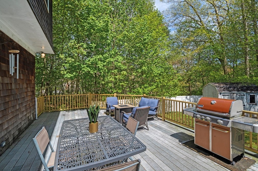 46 Lincoln Ave, Hamilton MA  01982-2018 exterior