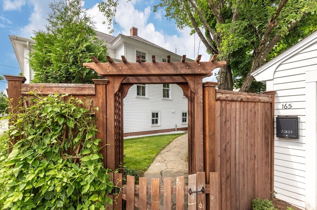 165 Burlington St, Woburn MA  01801-4030 exterior