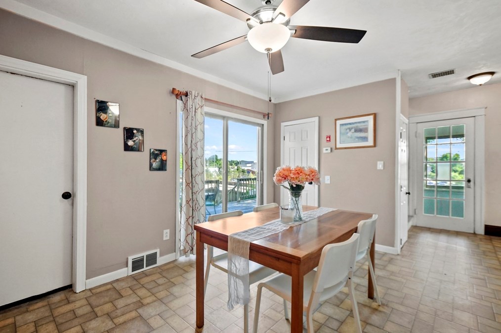 56 Mountain St, Worcester MA 01606-1402 exterior