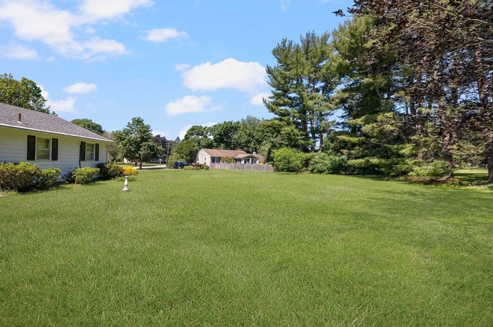 112 Jean Dr, Seekonk MA 02771-3308 exterior