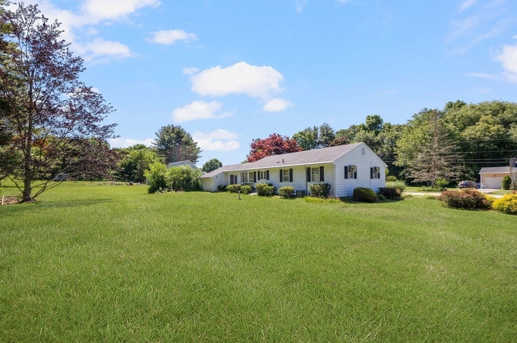 112 Jean Dr, Seekonk MA 02771-3308 exterior