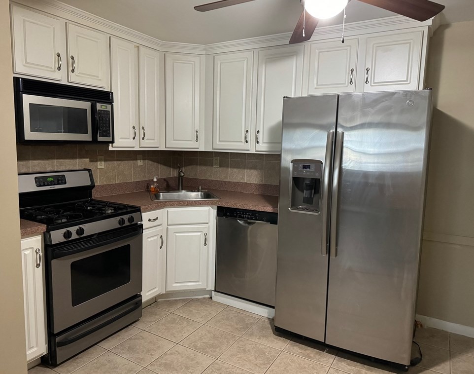 132 Boylston Ln, Lowell MA 01852-5572 exterior