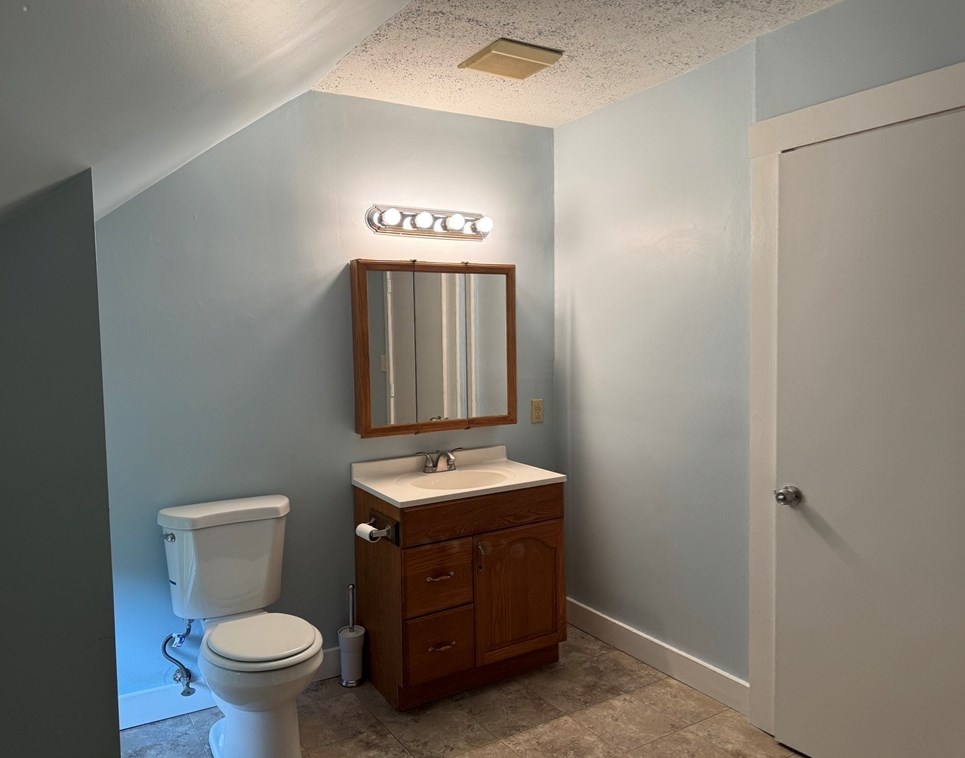 1 Jeffrey St, Methuen MA 01844-4918 exterior