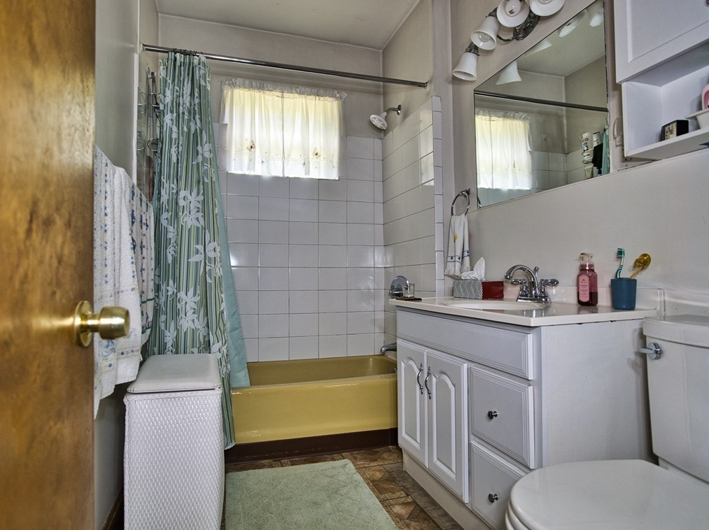 610 Slocum Rd, Dartmouth MA 02747-3904 exterior