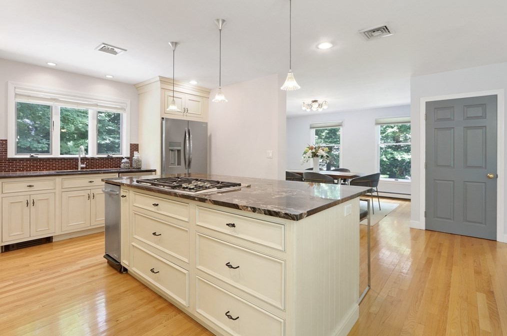 156 Worcester Ln, Waltham MA 02451-7531 exterior