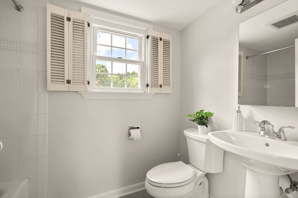 11 Sagamore Rd, Arlington MA 02476-7034 exterior