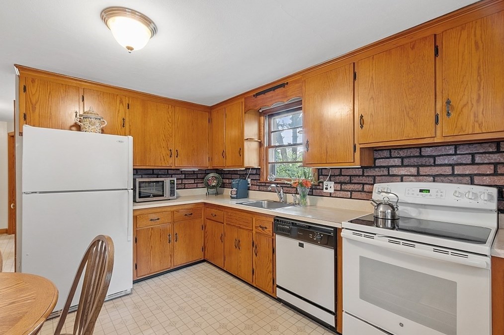 19 Boisvert Rd, Tewksbury MA 01876-3803 exterior