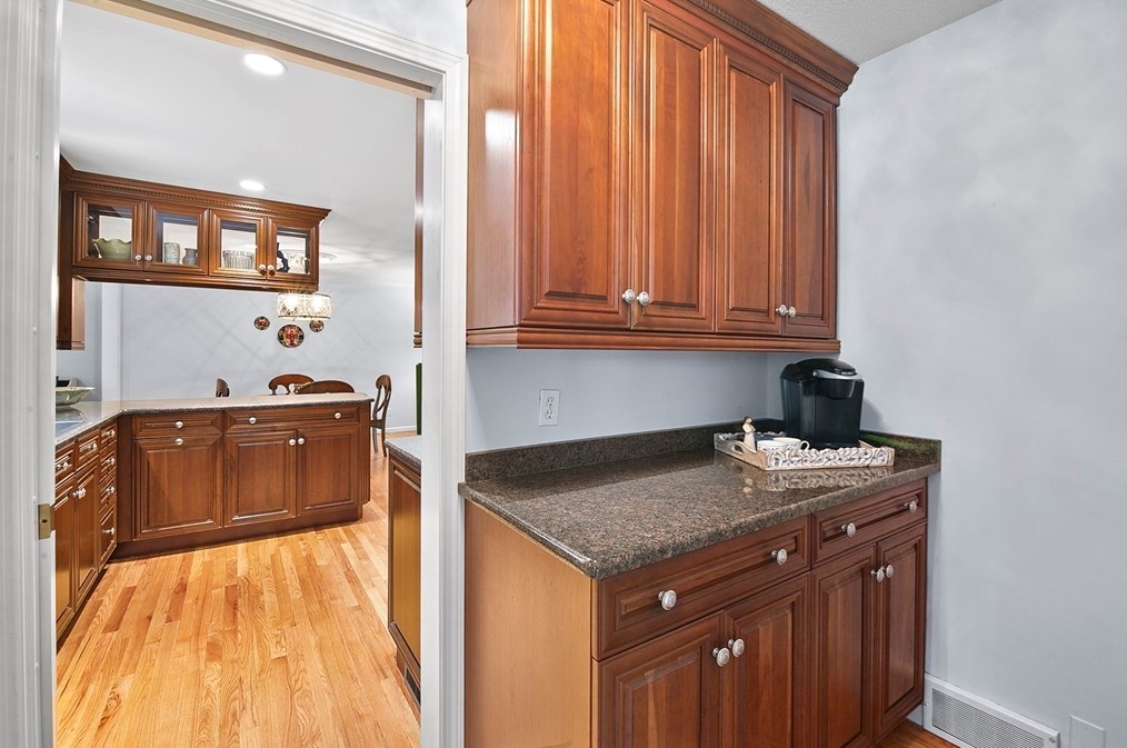 146 Silver Birch Rd, Springfield MA 01106-1735 exterior