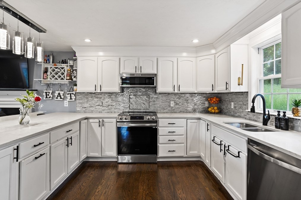 687 Pleasant St, Leominster MA  01453-6223 exterior