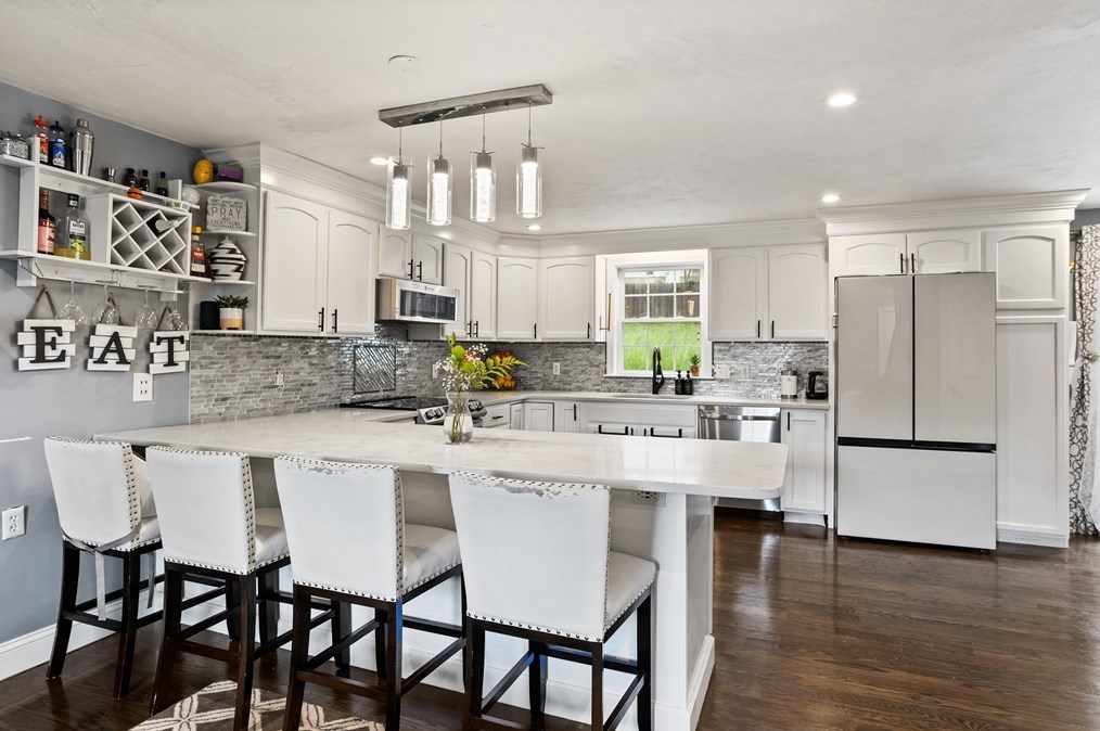 687 Pleasant St, Leominster MA  01453-6223 exterior