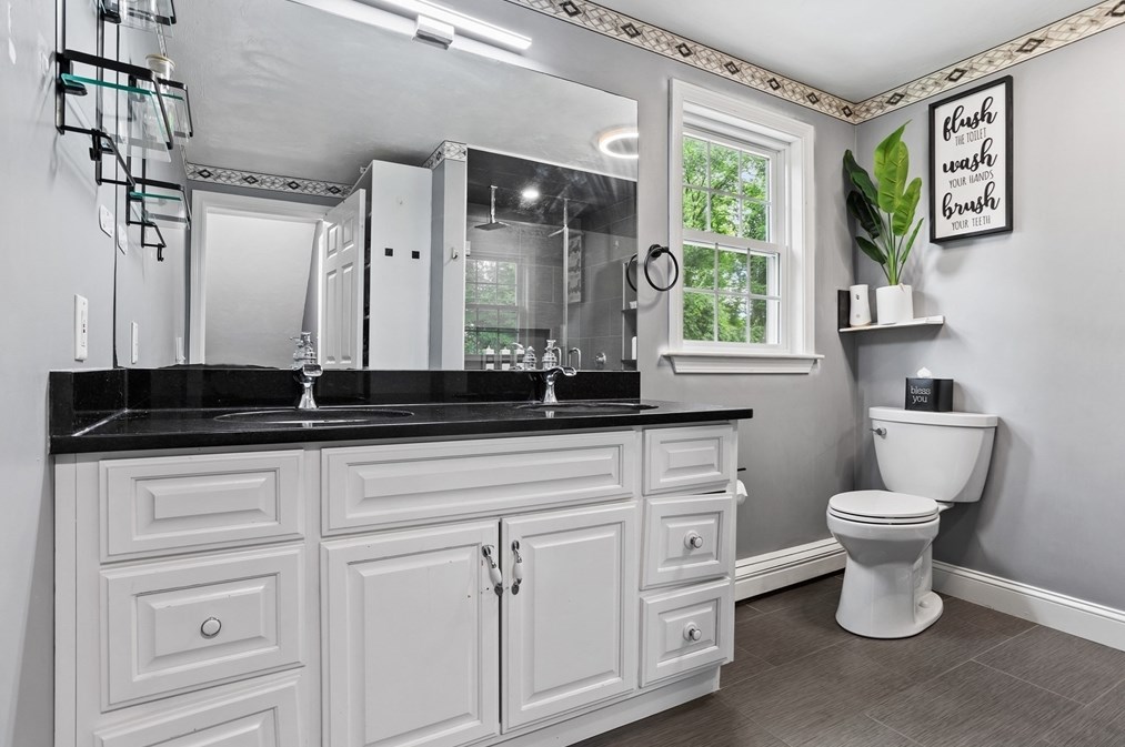 687 Pleasant St, Leominster MA  01453-6223 exterior