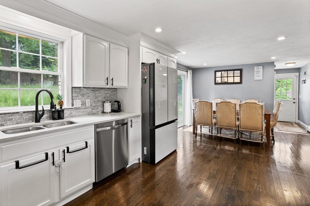 687 Pleasant St, Leominster MA  01453-6223 exterior