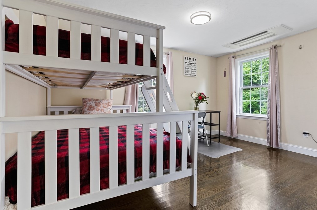 687 Pleasant St, Leominster MA  01453-6223 exterior