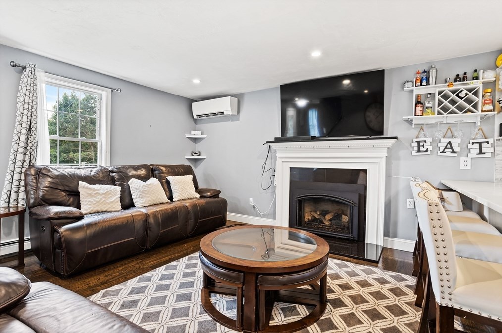 687 Pleasant St, Leominster MA  01453-6223 exterior