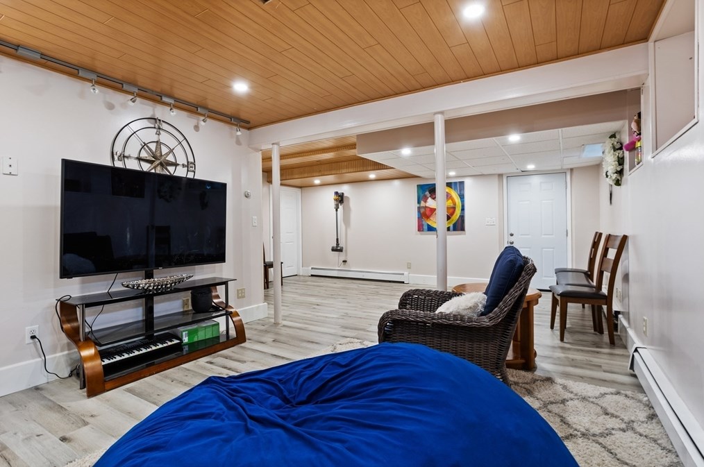 687 Pleasant St, Leominster MA  01453-6223 exterior