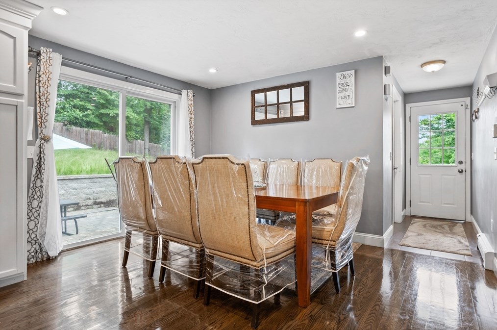 687 Pleasant St, Leominster MA  01453-6223 exterior