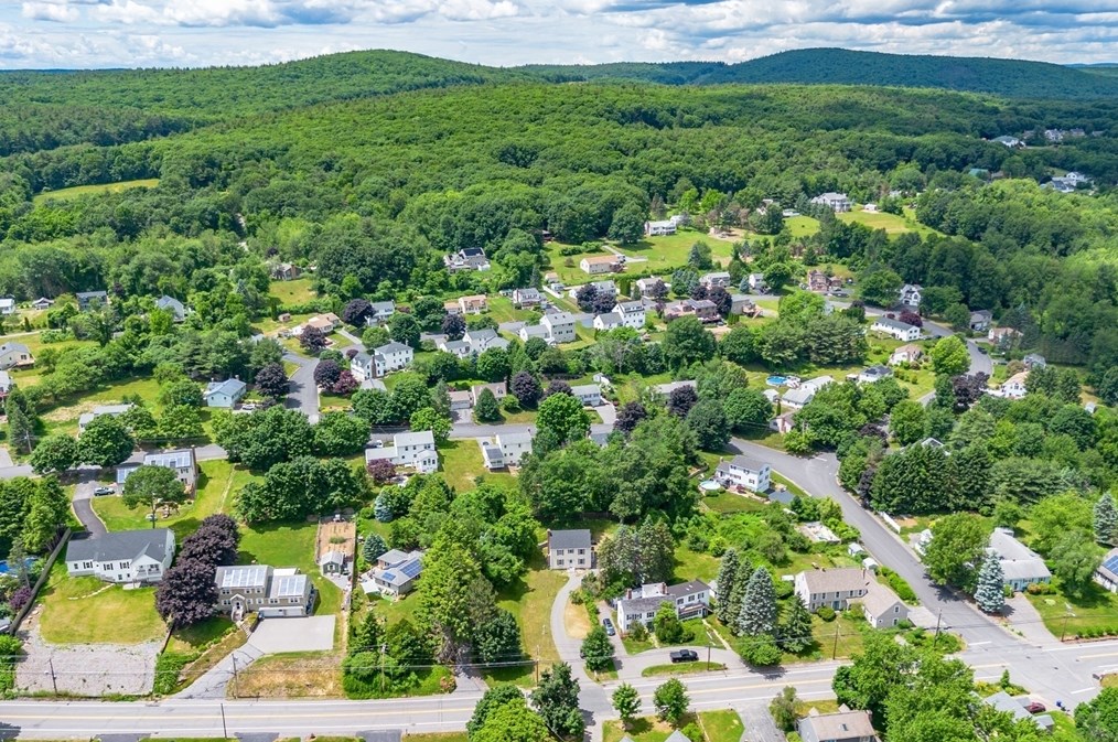 687 Pleasant St, Leominster MA  01453-6223 exterior