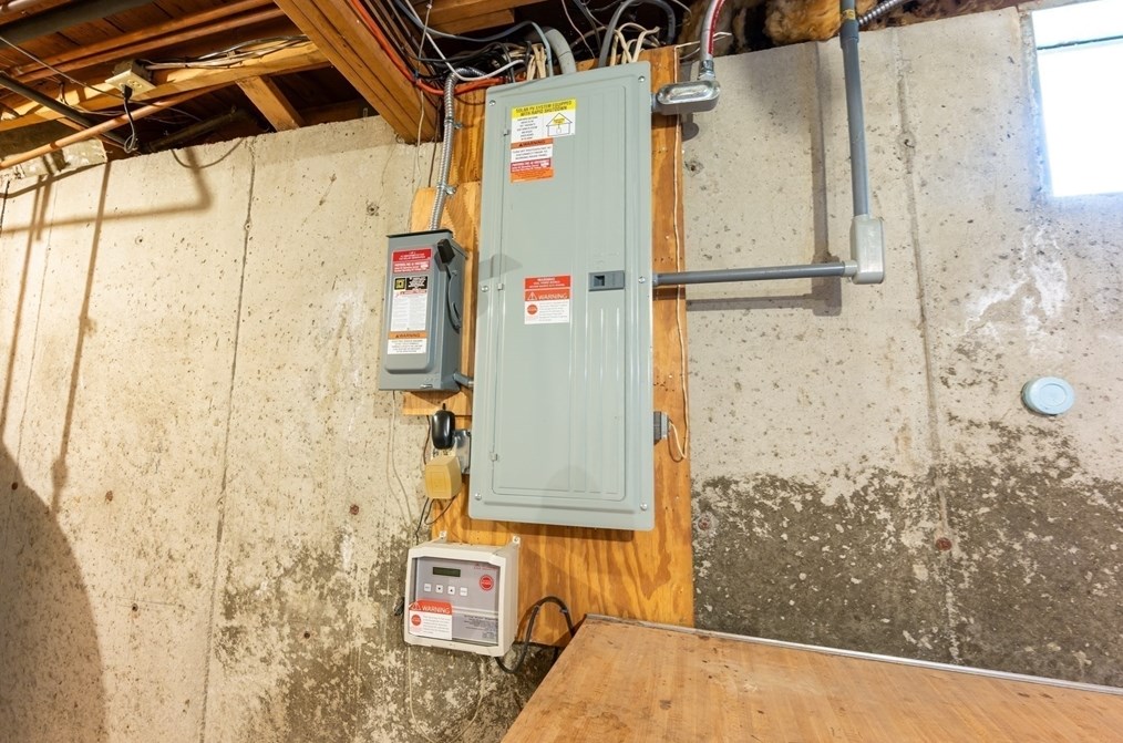 214 Freda Ln, Lowell MA 01854-1038 exterior