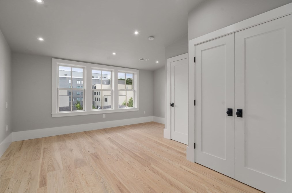 54 Davis Ave, Brookline MA 02445-7609 exterior