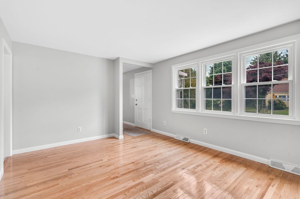 702 Oak St, Franklin MA 02038-1841 exterior