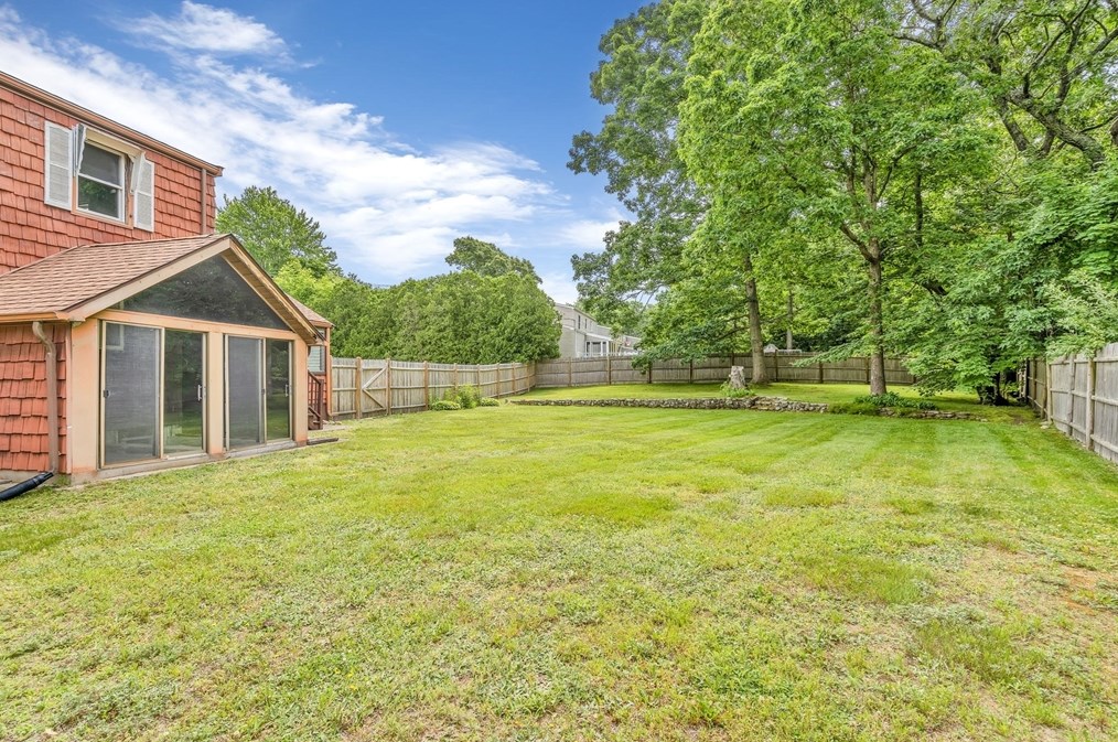 702 Oak St, Franklin MA 02038-1841 exterior