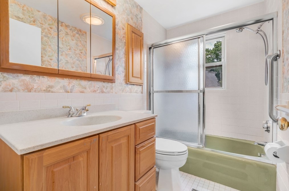 702 Oak St, Franklin MA 02038-1841 exterior