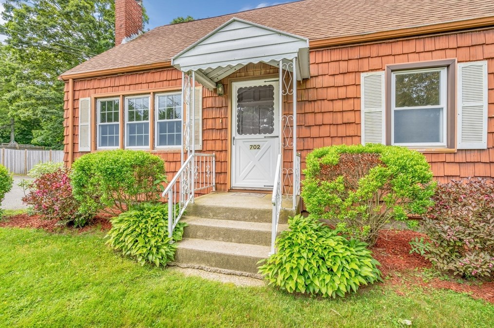 702 Oak St, Franklin MA 02038-1841 exterior