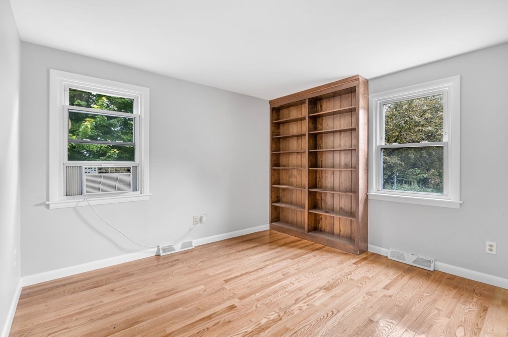 702 Oak St, Franklin MA 02038-1841 exterior