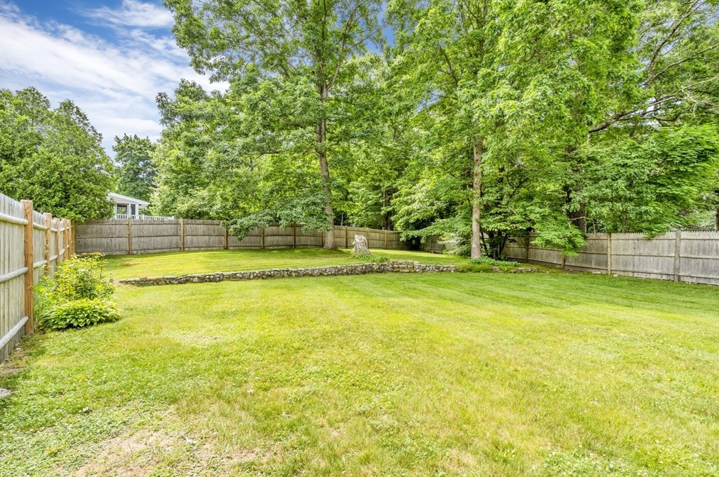 702 Oak St, Franklin MA 02038-1841 exterior