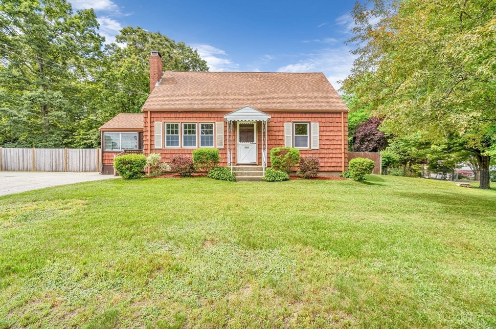 702 Oak St, Franklin MA 02038-1841 exterior