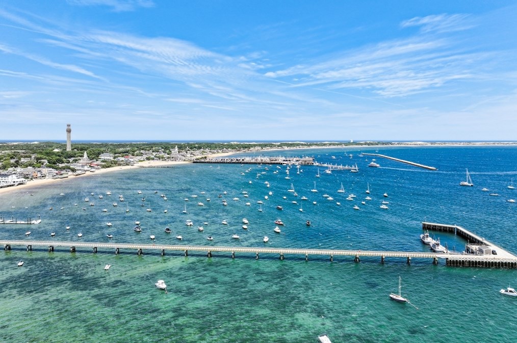 92 Commercial St, Provincetown MA 02657-2016 exterior